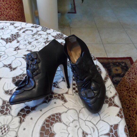 Valentino Garavani Black Calfskin Leather Rose Edition Ankle Boots Size 37B - Picture 3 of 16